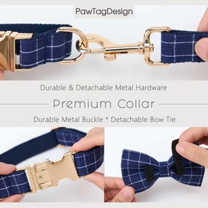 Pode incluir: Coleira para c&atilde;es xadrez azul marinho com fivela e ferragens de metal dourado. A coleira possui uma fivela de metal dur&aacute;vel e uma gravata borboleta remov&iacute;vel. O texto "Premium Collar" tamb&eacute;m &eacute; vis&iacute;vel.