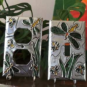 Placa de interruptor de aluminio con diseño de libélula hecha a mano: combinación de tomacorriente verde y plateado