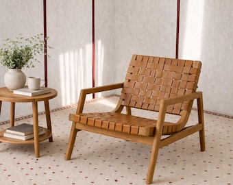 Sedia in pelle stile boho con struttura in legno intrecciato a mano, seduta d'accento, arredamento rustico moderno di ispirazione marocchina.