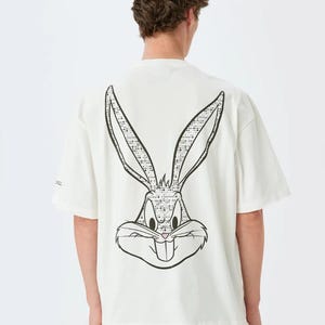 Oversized Bugs Bunny T-Shirt | Koszulka z licencjonowaną kreskówką | Miękki bawełniany okrągły dekolt | Modna odzież uliczna | Swobodny komfort | Prezent dla najlepszego przyjaciela