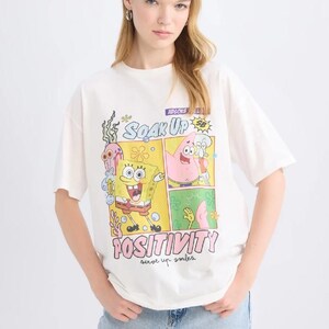 Maglietta Spongebob e i suoi amici – Divertente maglietta con grafica a cartoni animati – Regalo per il migliore amico – Abbigliamento unisex per fan di Spongebob – Regalo di compleanno