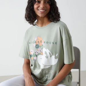 Mickey Mouse dames-T-shirt | Aansluitend T-shirt met ronde hals | 100% katoen | Leuk Disney-shirt | Casual cadeau voor haar | Grafische cartoontop