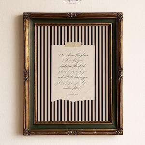 Puede incluir: Obra de arte enmarcada con un marco dorado y verde ornamentado. La obra presenta un papel rasgado con texto manuscrito, adherido con cinta adhesiva, sobre un fondo a rayas. El texto dice "Porque yo sé los planes que tengo para vosotros..." y está firmado "Jeremías 29:11."