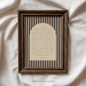 Könnte beinhalten: Gerahmter Druck mit Psalm 23, mit einem braunen Holzrahmen und einem beigefarbenen Hintergrund. Der Druck hat ein vertikales Streifenmuster und den Text des Psalms in einer stilisierten Schriftart. Der Rahmen ist rechteckig mit dunkler brauner Oberfläche.
