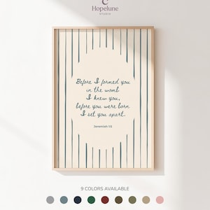 Peut inclure: Une affiche encadrée avec un fond beige clair et des rayures verticales turquoise. L'affiche présente une forme ovale avec le texte "Before I formed you in the womb I knew you, before you were born I set you apart." Le texte est en turquoise.