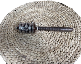 Handgefertigte tibetische Gebetsmühle aus Holz, handgefertigt mit Om Mani Mantra