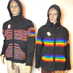 Handgjord huvjacka i 100 % ull i Nepal | Unisex stickad huvtröja med regnbågsrandig dragkedja
