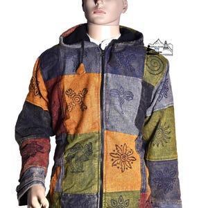 Pode incluir: Casaco de retalhos com capuz e zíper completo. O casaco apresenta uma variedade de cores, incluindo laranja, verde, azul e vermelho, com desenhos bordados em preto. O casaco é exibido em um manequim.