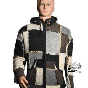 Può includere: Giacca con cappuccio patchwork nei toni del nero, grigio, marrone e crema. La giacca è dotata di una cerniera intera, un cappuccio e una tasca frontale. La giacca è esposta su un manichino.