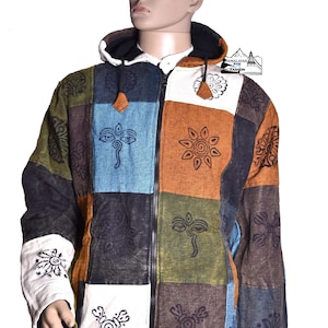 Peut inclure: Un sweat à capuche zippé en patchwork avec une capuche et divers motifs brodés. La veste présente un mélange de couleurs, dont le bleu, le marron, l'orange et le vert. Le design comprend des symboles floraux et en forme d'œil. La veste est présentée sur un mannequin.