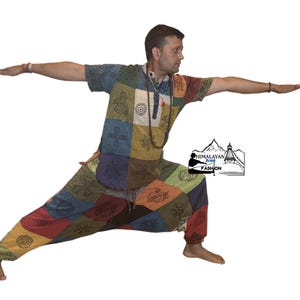 Peut inclure: Une personne en position de yoga portant une chemise et un pantalon patchwork. La chemise et le pantalon sont faits de carrés de couleurs variées. La chemise a un col boutonné et un collier. Le pantalon a un cordon de serrage. Le logo "Himalayan Fashion" est visible.