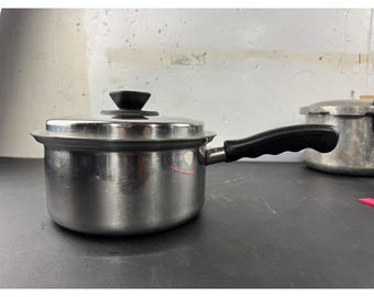 Cacerola vintage de acero inoxidable con tapa, mango negro, 20 cm de diámetro, 10 cm de profundidad.