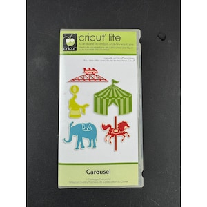 Puede incluir: Un juego de cartuchos Cricut Lite con recortes con temática de carrusel. El juego incluye imágenes coloridas de una carpa de circo, un caballo de carrusel, un elefante y otros diseños relacionados con el carnaval. El paquete también incluye el texto "Carousel" y "1 Cartridge/Cartouche".