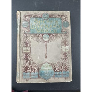 Könnte beinhalten: Antikes Buch mit dem Titel "Shepp's Literary World". Das Cover zeigt ein türkisfarbenes Banner mit dem Titel, umgeben von floralen und Blattmotiven in Braun und Türkis. Zusätzlicher Text enthält "Leben und Porträts" und "Schriftsteller für Kinder".