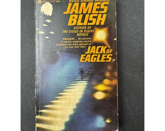 Puede incluir: Un libro de bolsillo antiguo, "Jack of Eagles" de James Blish. La portada presenta una ilustración oscura con una figura subiendo una escalera. El título y el autor son en amarillo. Edición Avon.