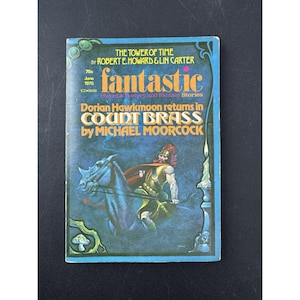 Könnte beinhalten: Ein Vintage-Taschenbuch mit blau-grünem Cover, das einen Reiter zeigt. Der Titel "fantastic" ist deutlich sichtbar. Das Buch enthält den Text "The Tower of Time" und "Dorian Hawkmoon returns in Count Brass".