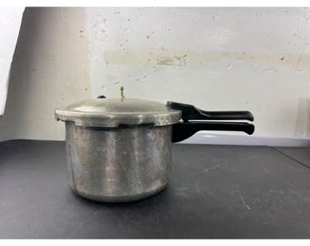 Olla a presión de aluminio Mirro de 4.2 cuartos para estufa, modelo 92040, fabricada en Brasil.