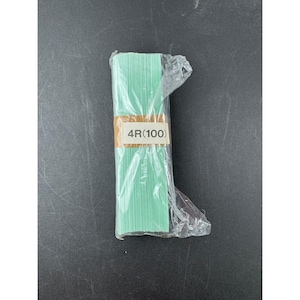 Op de afbeelding: Een bundel lichtgroene, rechthoekige items verpakt in doorzichtig plastic. Een bruin etiket met de tekst "4R(100)" is op de bundel bevestigd. De items zijn netjes opgestapeld en de plastic verpakking is gedeeltelijk open.