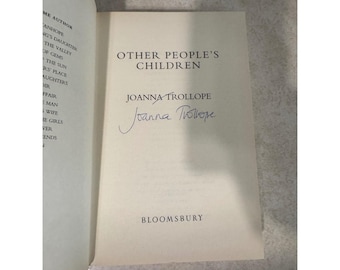 Los hijos de otras personas, de Joanna Trollope, primera edición firmada, 1998, tapa dura.