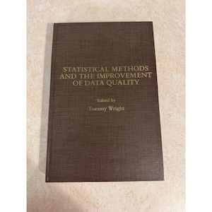 Puede incluir: Un libro de tapa dura marrón con un acabado texturizado similar a la tela. La portada presenta un texto de color dorado que dice: STATISTICAL METHODS AND THE IMPROVEMENT OF DATA QUALITY, seguido del texto: Edited by Tommy Wright.