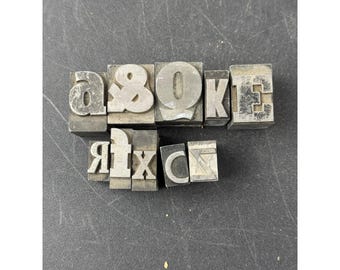 Lote misto de blocos de tipos de impressão tipográfica vintage em metal para impressão industrial.