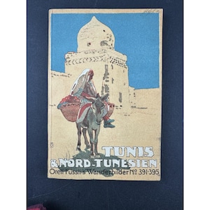 Pode incluir: Postal de viagem vintage com uma ilustração colorida de uma pessoa montada num burro em frente a um edifício com uma cúpula. O postal tem o texto "TUNIS & NORD-TUNESIEN" e "Orell Fussli's Wanderbilder No 391-395".
