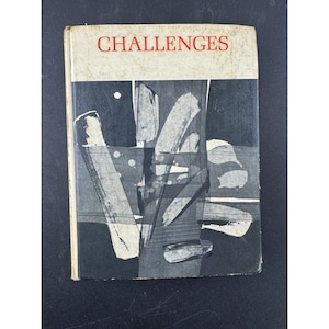 Könnte beinhalten: Ein Vintage-Buch mit dem Titel "CHALLENGES" mit einem weißen und roten Einband. Der Einband zeigt ein abstraktes Design in Grau- und Weißtönen mit dunklem Hintergrund. Der Buchrücken ist sichtbar und weist Gebrauchsspuren auf.
