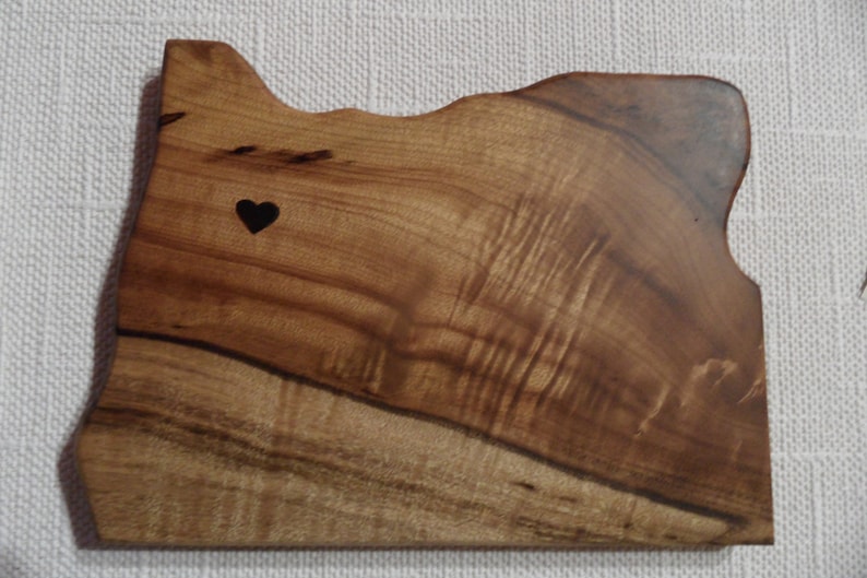 Myrtlewood Oregon shape cutting board. Heart wood burned for city of your choice afbeelding 2