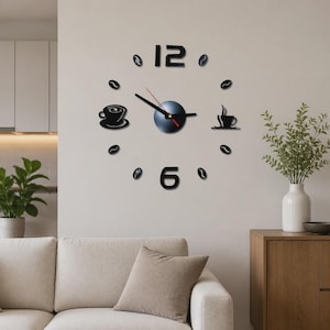 Peut inclure: Une horloge murale noire avec un mécanisme central circulaire, des aiguilles noires et une trotteuse rouge. Elle comporte les chiffres 12 et 6, des icônes de grains de café, une tasse de café et une tasse fumante en guise de marqueurs.