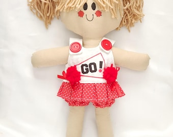 Handgemaakte lappenpop: cheerleader Leah, rode jurk met stippen