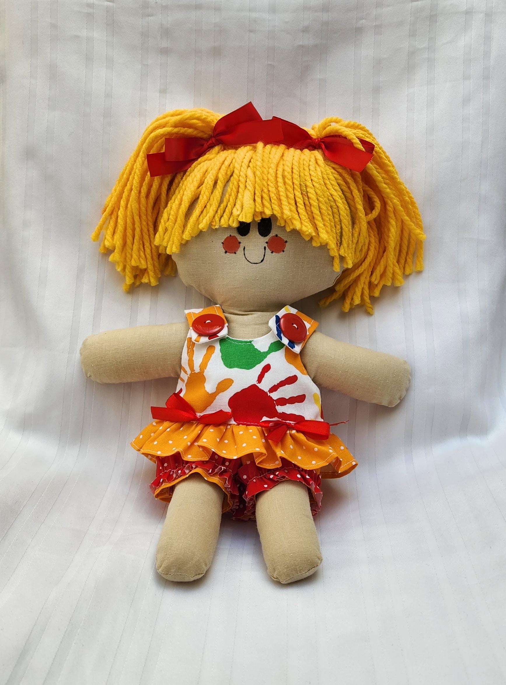 Handgemaakte lappenpop: LillieGiggles Quinn, kleurrijke outfit, 12 inch