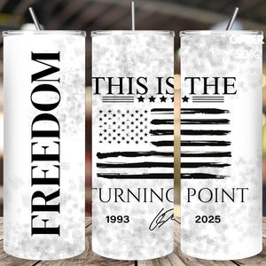 Peut inclure: Un gobelet blanc avec un drapeau américain noir et blanc. Le gobelet porte les mots "FREEDOM" verticalement, et "THIS IS THE TURNING POINT" avec les années 1993 et 2025. Il comprend une paille argentée.