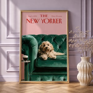 Peut inclure: Une affiche encadrée représentant une couverture du magazine The New Yorker du 5 septembre 1970, montrant un chien au pelage brun clair et duveteux assis sur un canapé en velours vert foncé capitonné sur un fond rose, avec le titre en rouge.