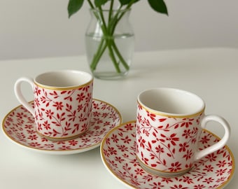 Juego de tazas de café turco con flores rojas: porcelana elegante para momentos de espresso