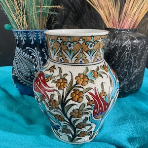 花柄装飾の陶器 手作りのトルコ陶器の花瓶：イズニック花柄陶器、オスマン帝国の装飾