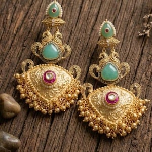 Kushals Vergoldete Rubingrüne Antike Tropfenohrringe - Ethnischer Jhumki Festival Schmuck