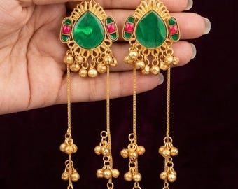 Kashmiri Grünstein Jhumka Ohrringe mit goldenem Ghoongru – Traditioneller indischer Schmuck für Frauen