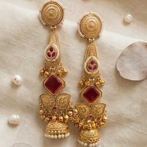 Pendientes Jhumka chapados en oro hechos a mano, joyería étnica india con perla rubí