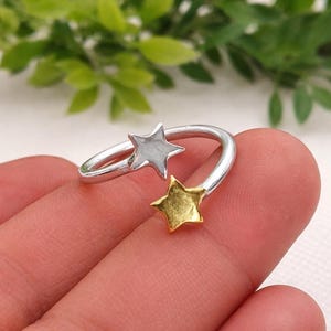 Anillo abierto de estrella bicolor: joyería celestial de plata y oro.