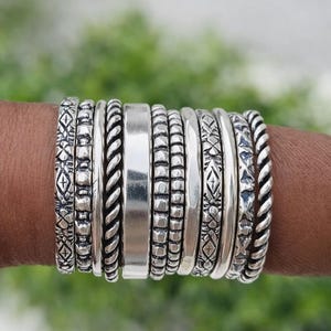 Set di anelli impilabili in argento sterling: 12 fasce con texture miste