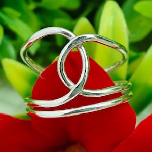 Anello con nodo infinito in argento sterling / Anello regolabile minimalista boho / Gioiello importante fatto a mano con filo avvolto / Regalo per lei