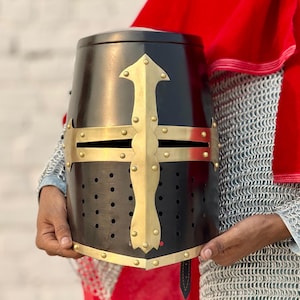 Casco de Caballero Templario Cruzado Negro - Gran Yelmo Medieval, Casco para Larp y Cosplay - Hecho a mano en acero y latón - El mejor regalo para él