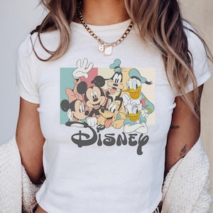 Pu&ograve; includere: Una tazza di ceramica bianca con manico nero e la scritta "But First, Coffee" in grassetto nero. La tazza &egrave; posta su uno sfondo sfocato, che suggerisce un'atmosfera accogliente.