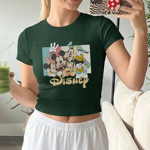 Pu&ograve; includere: Un set di tre tazze in ceramica con finitura opaca e macchiettata. Le tazze sono nei toni del crema, grigio chiaro e grigio scuro. Ogni tazza ha un design semplice e minimalista.