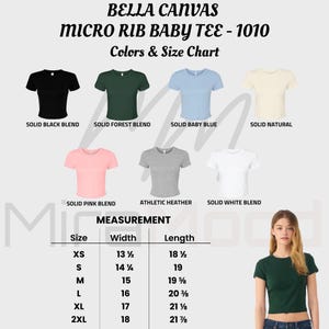 Pu&ograve; includere: Immagine di una maglietta Bella Canvas Micro Rib Baby Tee - 1010 in vari colori, tra cui nero, verde foresta e azzurro. L'immagine include anche una tabella delle taglie con misure in pollici, e l'equivalente in cm per le taglie XS a 2XL.