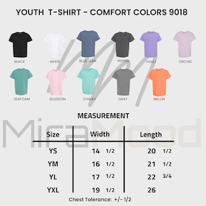 Puede incluir: Exhibici&oacute;n de camisetas juveniles en varios colores, incluyendo negro, blanco, azul vaquero, pimienta, violeta, orqu&iacute;dea, espuma de mar, flor, calc&aacute;reo, gris y mel&oacute;n. Se proporcionan medidas para las tallas YS, YM, YL y YXL, con anchos de 36,8 a 49,5 cm.