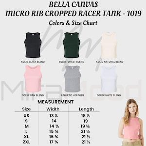 K&ouml;nnte beinhalten: Das Bild zeigt ein Bella Canvas Micro Rib Cropped Racer Tanktop in Schwarz, Waldgr&uuml;n, Natur, Rosa, Grau und Wei&szlig;. Eine Gr&ouml;&szlig;entabelle zeigt Ma&szlig;e in Zoll, was Breiten von 34.9 cm bis 45.1 cm und L&auml;ngen von 47 cm bis 55.6 cm entspricht.