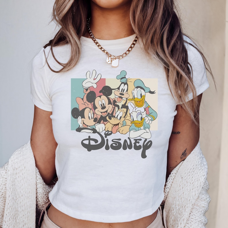 Pu&ograve; includere: Una tazza di ceramica bianca con manico nero e la scritta "But First, Coffee" in grassetto nero. La tazza &egrave; posta su uno sfondo sfocato, che suggerisce un'atmosfera accogliente.