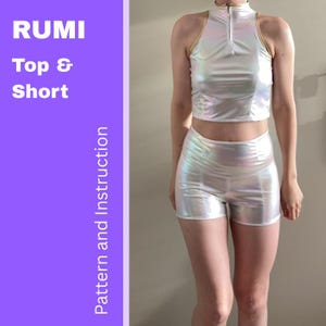 Op de afbeelding: Een holografische, iriserende top en short set. De top heeft een hoge kraag met een rits en gouden bies. De shorts zijn hoog getailleerd. De tekst "RUMI Top & Short" staat in het wit op een paarse achtergrond. De tekst "Pattern and Instruction" is ook zichtbaar.