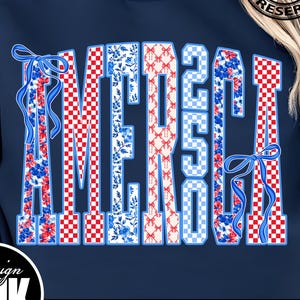 Puede incluir: Sudadera azul marino con la palabra "AMERICA" en una fuente audaz y decorativa. Las letras presentan patrones de cuadros rojos y blancos, diseños florales y cintas azules. El diseño incluye el texto "PNG | DIGITAL DOWNLOAD".